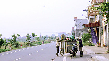 Thu gom rác thải tại địa phận xóm Nam Sơn, Thị trấn Liễu Đề (Nghĩa Hưng). 