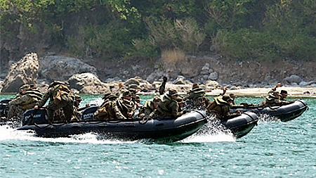 Lính thủy đánh bộ Mỹ và Philippines diễn tập tình huống đổ bộ trên bãi biển. (Ảnh: AFP/TTXVN).