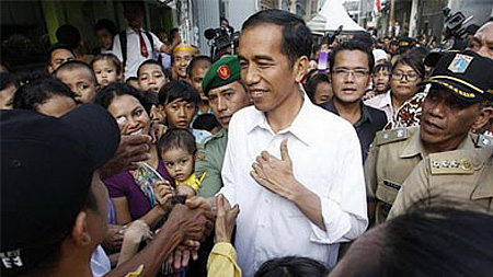 Ông Jokowi cùng cử tri Jakarta - Ảnh: Reuters