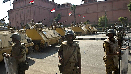 Quân đội Ai Cập gác trước viện bảo tàng trên Quảng trường Tahrir ở Cairo. (Nguồn: AFP/TTXVN)