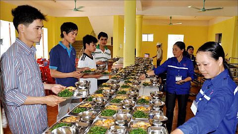 Chuẩn bị bữa ăn ca cho người lao động ở Cty TNHH một thành viên Đóng tàu Thịnh Long (Hải Hậu).