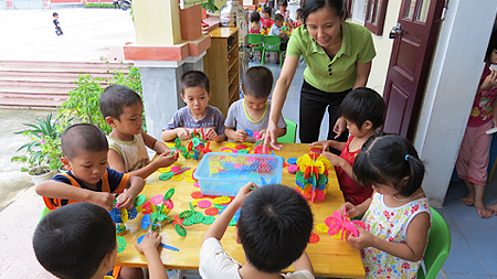 Giáo viên Trường Mầm non Thị trấn Yên Định (Hải Hậu) hướng dẫn các cháu lắp ghép, tạo hình các loại đồ chơi.