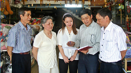 “Nhóm nòng cốt” khu dân cư Nguyễn Du, phường Nguyễn Du (TP Nam Định) tuyên truyền, vận động các hộ kinh doanh trên địa bàn thực hiện tốt quy chế xây dựng tuyến phố văn minh đô thị.