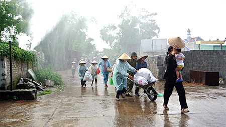 Diễn tập di dân vùng bối khi bão lũ xảy ra tại phường Cửa Nam (TP Nam Định). 