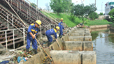 Nạo vét, khơi thông dòng chảy tại trạm bơm Quán Chuột. 