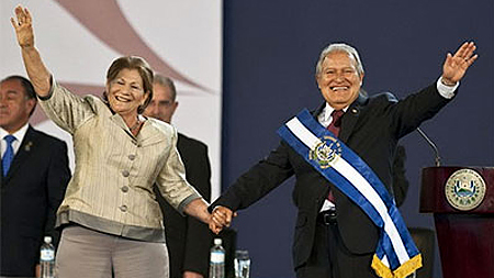 Tổng thống Salvador Sanchez Cerén và phu nhân, Margarita Villalta de Sanchez trong lễ nhậm chức ở San Salvador, El Salvador. Ảnh: AFP