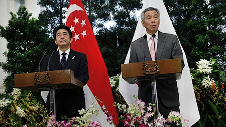 Thủ tướng Nhật Bản Shinzo Abe (phải) gặp Thủ tướng Singapore Lý Hiển Long bên lề Đối thoại Shangr-La (Nguồn: AP)