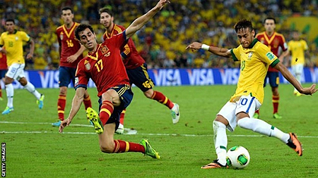 Trận đấu tại Confederation Cup 2013 giữa Brazil (áo vàng) và Tây Ban Nha. 