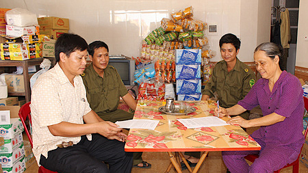 Công an xã Nghĩa Bình tuyên truyền, vận động các hộ kinh doanh ký cam kết thực hiện “Ba an toàn” về ANTT.