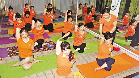 Một buổi tập ở CLB AD yoga Nam Định.