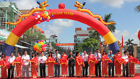 Các đồng chí lãnh đạo Bộ GTVT, lãnh đạo Tỉnh ủy, HĐND, UBND tỉnh cắt băng khánh thành tuyến Quốc lộ 37B đoạn từ Thị trấn Ngô Đồng đến Thị trấn Gôi.