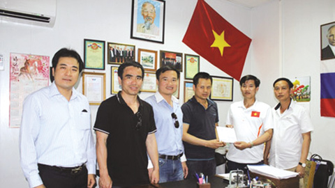 Trao số tiền cho đại diện Hội Người Việt Nam tại Thành phố Vô-rô-nhét, LB Nga, để chuyển tới các cán bộ, chiến sĩ đang ngày đêm canh giữ biển, đảo.  Ảnh: Internet