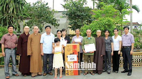 Thăm hỏi, động viên, trao quà cho gia đình Thượng sĩ Vũ Mạnh Khởi, chiến sĩ làm nhiệm vụ trên tàu CSB 8003, ở xóm 11, xã Hải Thanh (Hải Hậu).