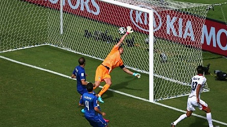  Đội trưởng Bryan Ruiz ghi bàn đưa Costa Rica lên dẫn trước Italy 1-0. 