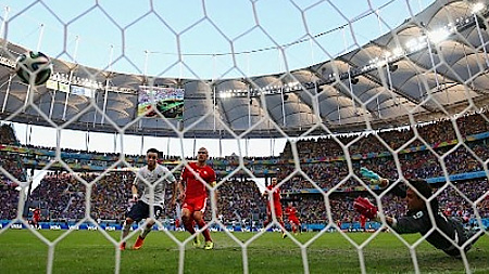  Valbuena đệm bóng vào lưới Benaglio, nâng tỷ số lên 3-0 cho Pháp. 