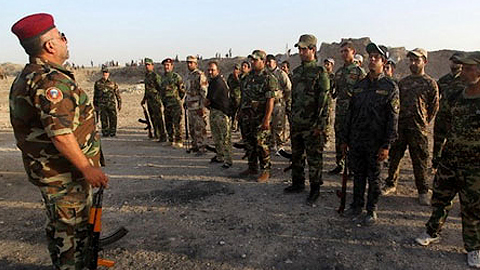 Các tân binh tình nguyện người Hồi giáo dòng Shiite tham gia huấn luyện quân sự ở Baghdad. (Nguồn: AFP/TTXVN).