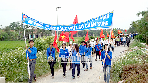 ĐVTN xã Hải Đông phối hợp với Đoàn Thanh niên Bộ đội Biên phòng tỉnh ra quân trồng rừng phi lao chắn sóng.