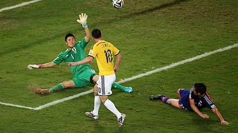  James Rodriguez bấm bóng ấn định chiến thắng 4-1 cho Colombia. 