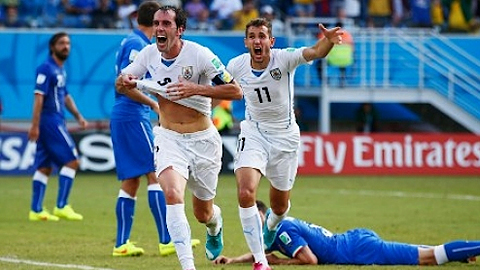  Diego Godin ăn mừng sau khi ghi bàn cho Uruguay. 