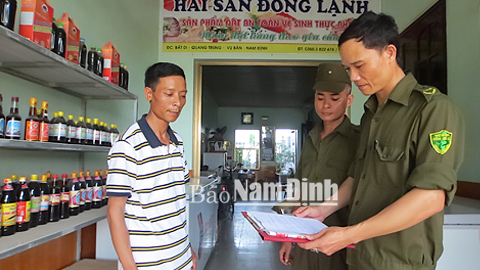 Công an xã Quang Trung (Vụ Bản) tuyên truyền, vận động nhân dân tham gia đấu tranh, tố giác tội phạm ma túy, giữ gìn ANTT.