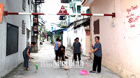 Nhân dân khu dân cư số 13, phường Vỵ Xuyên tham gia vệ sinh đường phố. 