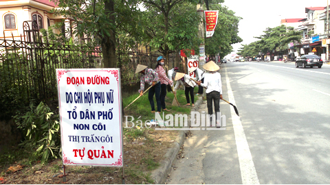 Hội viên phụ nữ Thị trấn Gôi (Vụ Bản) dọn vệ sinh môi trường trên tuyến đường phụ nữ tự quản.