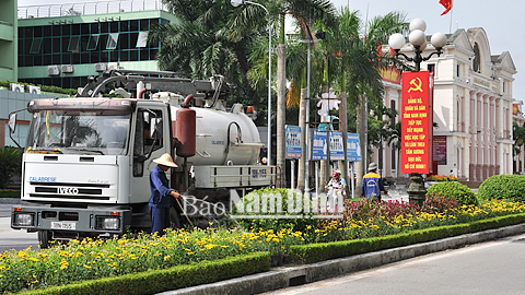 Chăm sóc cây xanh trên đường Nguyễn Du. Ảnh: Xuân thu