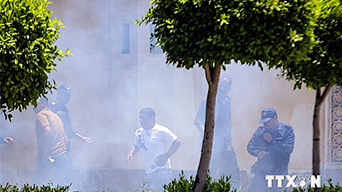 Khói bốc lên tại khu vực quanh Dinh Tổng thống Ai Cập sau một vụ nổ bom. (Nguồn: AFP/ TTXVN)