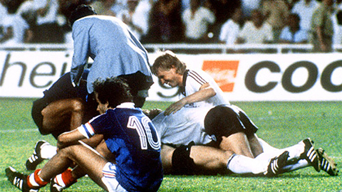 Tiền vệ đội trưởng Michel Platini chắc hẳn sẽ không bao giờ quên khoảnh khắc này ở World Cup 1982. (ảnh: AFP)