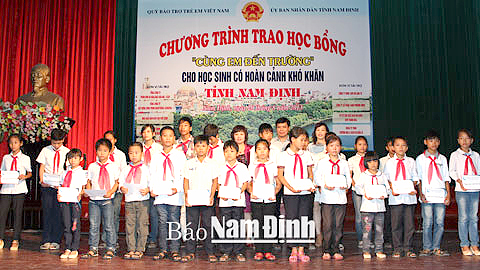 Các em học sinh có hoàn cảnh khó khăn trong tỉnh được nhận học bổng “Cùng em đến trường” năm học 2013-2014.