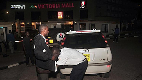  Lực lượng an ninh U-gan-đa tăng cường kiểm soát khu vực gần sân bay quốc tế En-tép-be. 