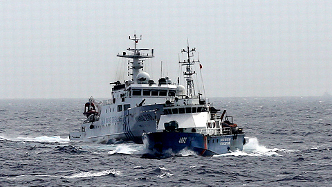 Tàu Hải giám 2168 của Trung Quốc truy cản tàu Cảnh sát biển 4032. Ảnh Quang Vũ - TTXVN