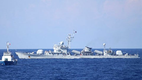 Tàu hộ vệ tên lửa của Trung Quốc ở khu vực giàn khoan Hải Dương-981 (Ảnh: Cảnh sát biển)