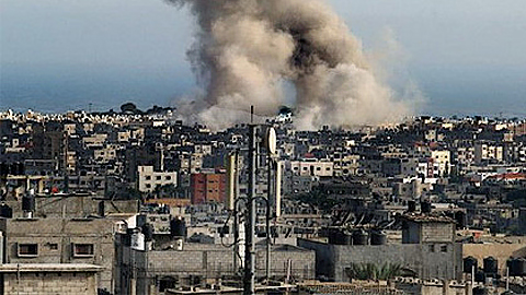 Khói bốc lên ở Rafah (nam Gaza), sau khi bị không quân Israel không kích, ngày 12-7. (Nguồn: AFP).