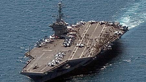 Tàu sân bay Gioóc Oa-sinh-tơn của Mỹ vừa cập cảng Bu-san (Hàn Quốc).