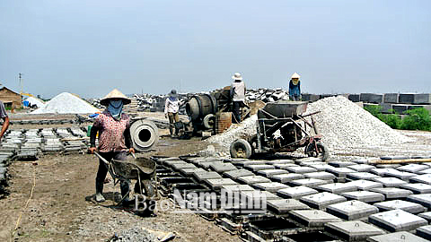 Đúc cấu kiện bê tông lát mái kè phục vụ thi công khu neo đậu tàu thuyền cửa Hà Lạn (Giao Thủy). 