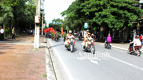 Công an Thành phố Nam Định ra quân tuyên truyền, vận động nhân dân thực hiện quy định đội mũ bảo hiểm đạt chuẩn khi đi mô tô, xe máy, xe đạp điện.