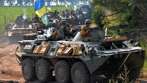 Quân đội U-crai-na triển khai xe tăng tấn công Lu-gan-xcơ. Ảnh: Roi-tơ