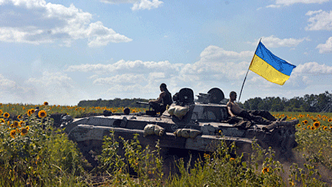 Xe bọc thép của quân đội Ukraine mang quốc kỳtại Slavyansk. Ảnh: AFP/TTXVN