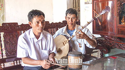 Một buổi luyện tập của các nhạc công CLB chèo Nam Thái.