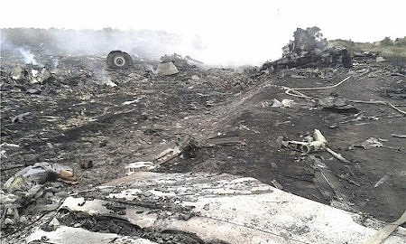 Hiện trường vụ máy bay của Malaysia rơi trên lãnh thổ Ukraine. Ảnh: chinanews.com