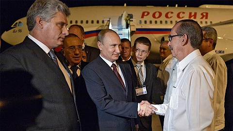 Quan chức Cuba đón Tổng thống Nga Putin. (Nguồn: Ria Novosti)