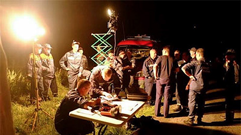 Lực lượng cứu hộ làm nhiệm vụ tại hiện trường khu vực máy bay rơi. (Nguồn: TTXVN)