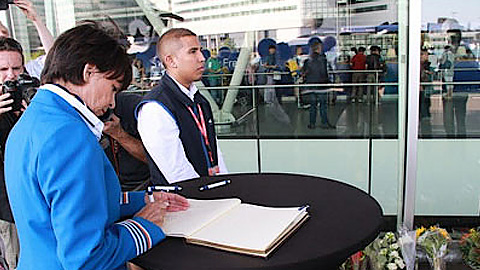 Người dân Hà Lan đặt hoa tưởng niệm các nạn nhân tại sân bay Schiphol ở Amsterdam ngày 18-7. (Nguồn: AFP/TTXVN)