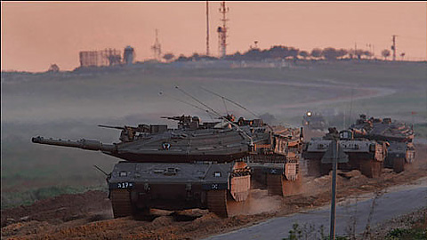 Xe tăng của quân đội Israel đang hướng về biên giới Palestine.