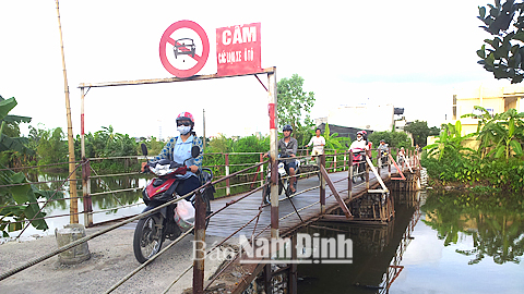 Đơn vị thi công cầu Ốc (QL 21, địa phận TP Nam Định) sẽ phải hoàn tất thanh thải lòng sông, BVMT khu vực cầu tạm trước khi bàn giao cho chủ đầu tư, đưa vào sử dụng. 