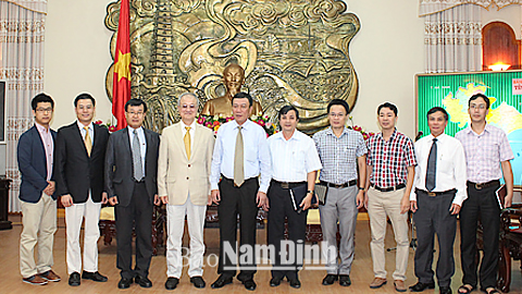 Đồng chí Đoàn Hồng Phong, Phó Bí thư Tỉnh uỷ, Chủ tịch UBND tỉnh trong buổi làm việc với ông Kihak Sung, Chủ tịch Tập đoàn Youngone.