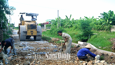 Thi công tuyến đường cứu hộ PCLB tại xóm 1, xã Hải Phúc (Hải Hậu).