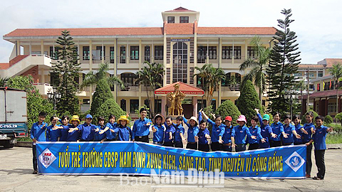 Sinh viên Trường Cao đẳng Sư phạm Nam Định trong lễ ra quân Chiến dịch thanh niên tình nguyện hè 2014. Ảnh: Do cơ sở cung cấp