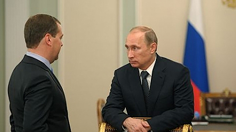 Tổng thống Nga Vladimir Putin và Thủ tướng Medvedev. (Ảnh: AP).